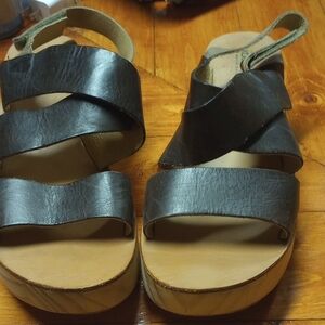 Koolaburra Black and Tan Women's Sandals